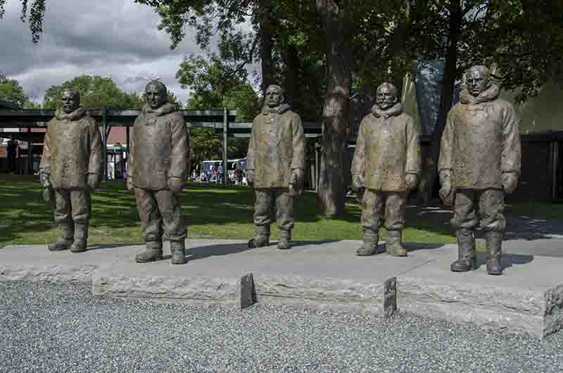 Noruega - Oslo 087 - museo marítimo Noruego - m. a la tripulacion del Fram.jpg